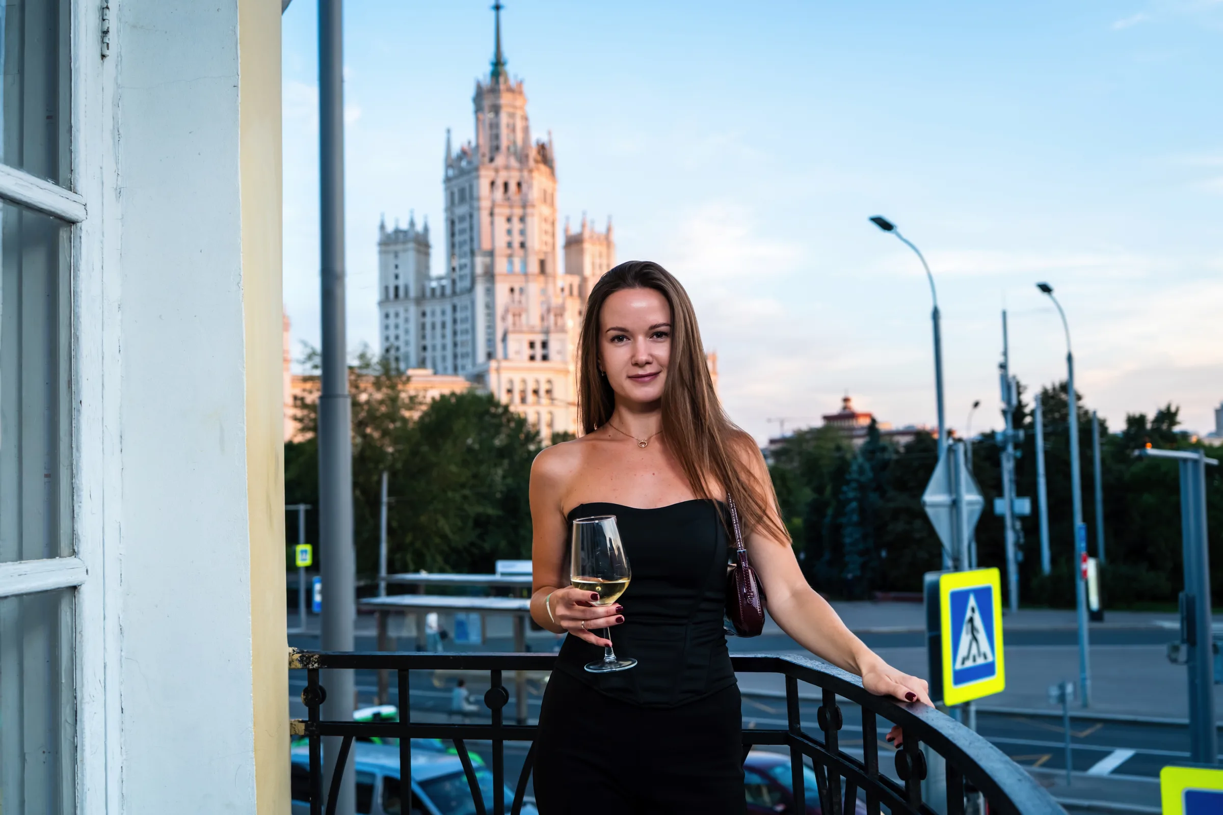 Гостья на балконе с видом на Москву